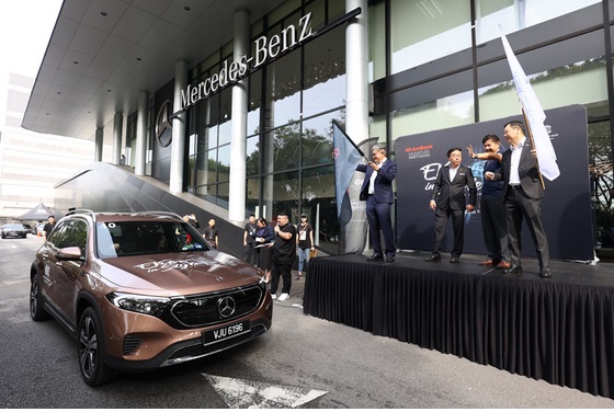 Test drive flag off at Cycle & Carriage Mutiara Damansara. (L-R): Dato’ Sulaiman Mohd Tahir, GCEO, AmBank Group; Mr. Aaron Loo, Managing Director of Retail Banking, AmBank Group; Mr. Chua Tze-Wei, General Manager – Head of Sales, Cycle & Carriage; Mr. Thomas Tok, CEO, Cycle & Carriage.