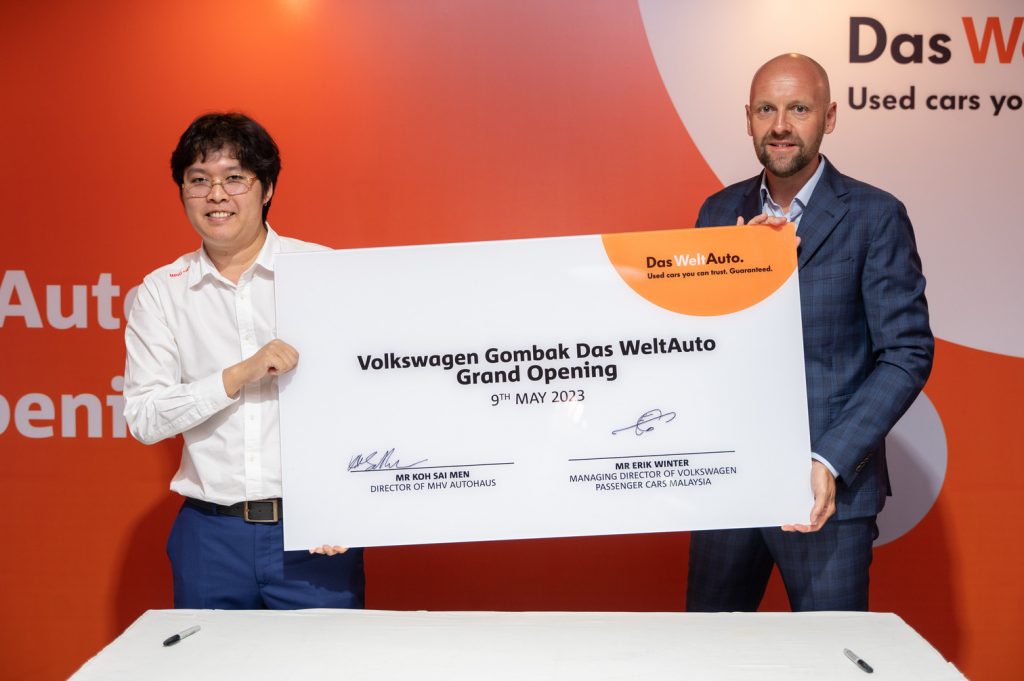 Koh Sai Men, Director of MHV Autohaus alongside Erik WInter, Managing Director of VPCM pen their signatures on the Das WeltAuto Gombak Grand Opening plaque