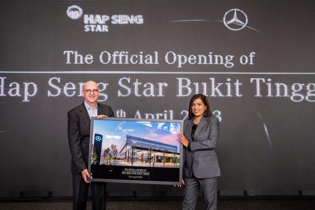 Harald Behrend (Group Chief Operating Officer of Hap Seng Consolidated Berhad & Chief Executive of Hap Seng Group Automotive Division) and Sagree Sardien (President & CEO of Mercedes-Benz Malaysia) at the official opening of the latest Autohaus in Bukit Tingg