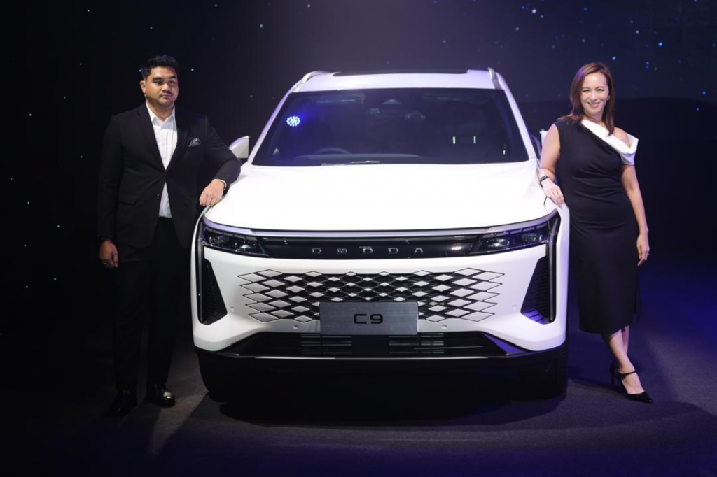 Chery Auto Malaysia, Senior Manager, Afiq Zabani, and JAECOO Malaysia Vice President, Emily Lek, unveiling the first OMODA C9 Premium SUV Coupe in Malaysia and Southeast Asia set to debut in December this year.
