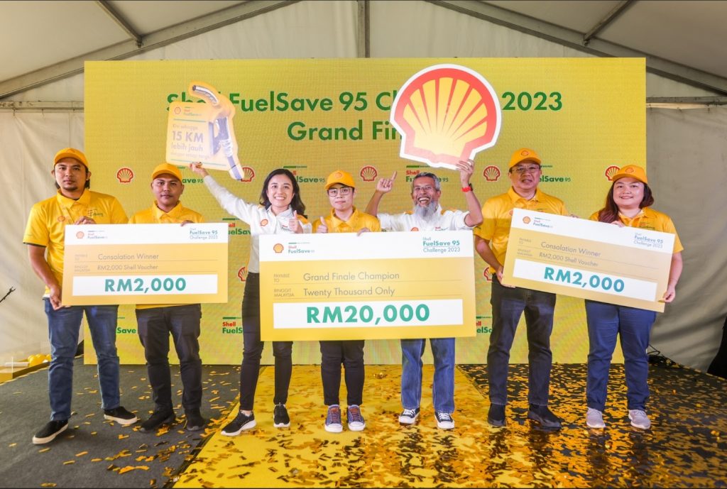 During the Shell FuelSave 95 Challenge Grand Finale Winner Announcement, pictured from left to right: Consolation prize winners Ahmad Amirul Runass and Muhammad Jazli Mahathir, Shell Mobility Malaysia General Manager Seow Lee Ming, Shell FuelSave 95 Grand Finale Champion Chin Li Qin, Managing Director of Shell Malaysia Trading & Shell Timur Shairan Huzani Husain, and consolation prize winners Jeffrey Tan and Lai Siaw Feng.