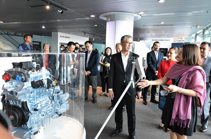 Datuk Seri Tengku Zafrul visits Gallery of Inspiration at PROTON 